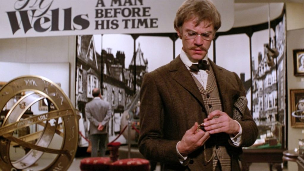 L'uomo venuto dall'impossibile_Malcolm McDowell interpreta Wells in una scena del film